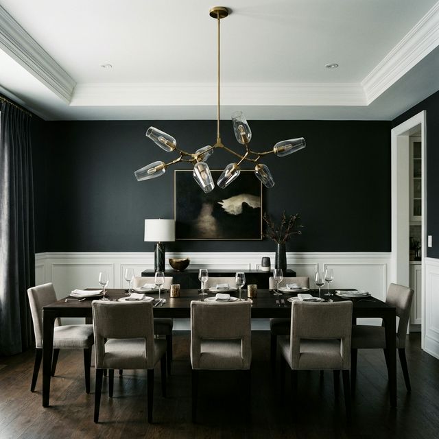 Jídelna s tmavě šedou stěnou