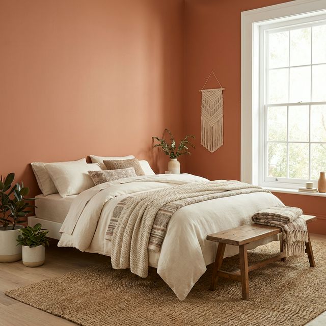 Útulná ložnice v béžové a terakotové barvě